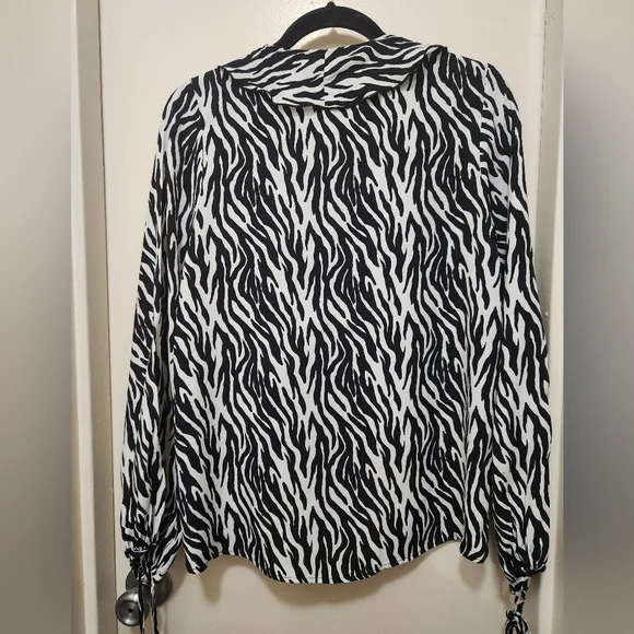 ZARA Size Small Black and White Animal Print Top - Picture 8 of 9